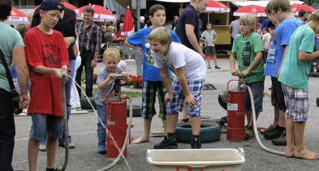Wenn die Feuerwehr feiert, wird auf ir...n Kindern machte es einen Riesenspa.   | Foto: Rombach