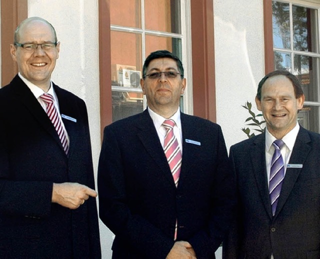 Vorstand Ulf Bleckmann, der neue Filia...arkt Weil,  Andreas Rhle (von links)   | Foto: Volksbank