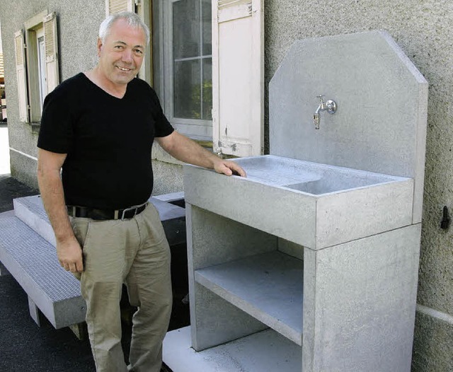 Werner Stowasser mit einem Splstein f...ich in seiner Niedereggener Werkstatt   | Foto: Dorothee Philipp