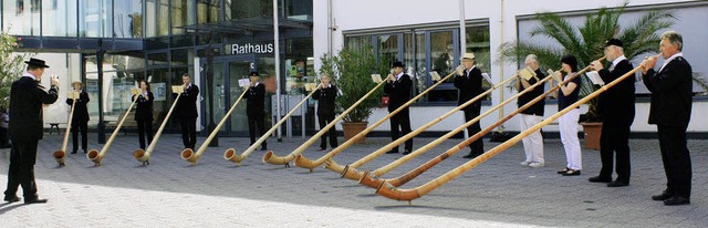 Im Schatten des Rathauses musizierten die Alphornblser aus Schaffhausen.  | Foto: Reinhard Cremer