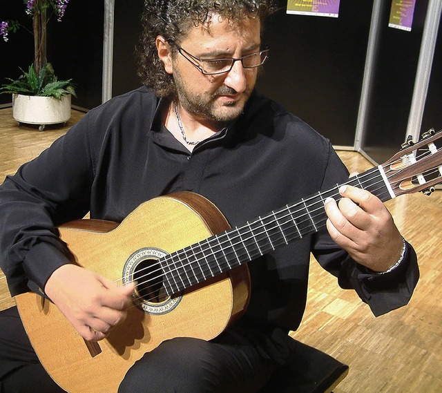 Aniello Desiderio ist ein Meister an der Gitarre.   | Foto: Roswitha Frey