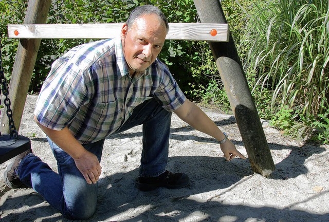 Roland Slinger hat ein gebtes Auge f...ngel auf den Spielpltzen Offenburgs.   | Foto: Amelie Kissmer