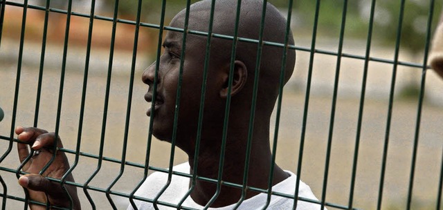 Am Zaun stehen und warten, dass andere...entscheiden: ein Immigrant aus Afrika   | Foto: afp