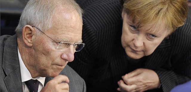 Angespannt:  Finanzminister Schuble und Kanzlerin Merkel   | Foto: dapd