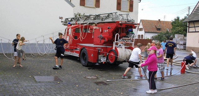 Freude mit der Feuerwehr hatten die Kinder in Weisweil.   | Foto: Schimanski