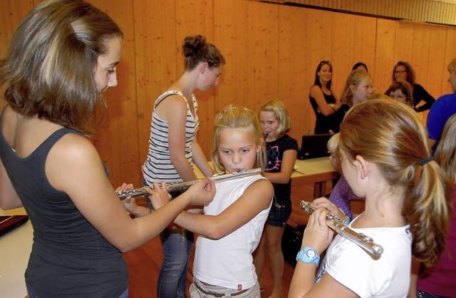 Viel Spa hatten die Kinder beim Testen der vielen Musikinstrumente.  | Foto: Roland Vitt