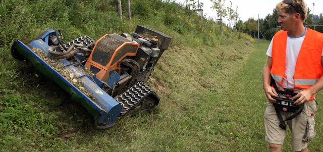 Andreas Gehri steuert entlang der L 12... den Mhroboter mit der Fernbedienung.  | Foto: Michael Saurer