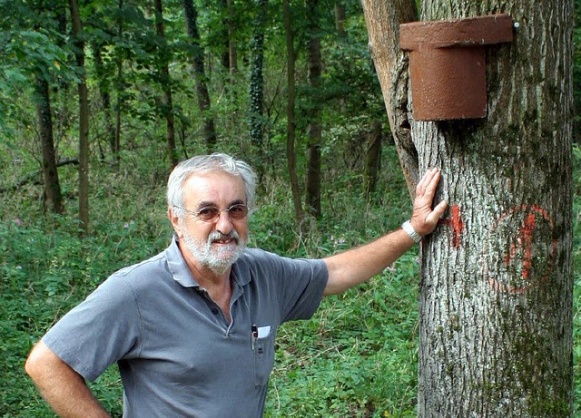 Bernhard Wiesler neben einem Nistkasten fr Baumlufer.  | Foto: Cremer