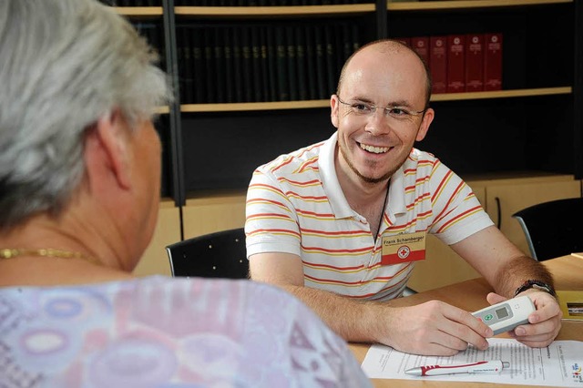 ber die Feldstudie zur   Weiterentwic...nk Schamberger    mit einer Seniorin.   | Foto: Mnch