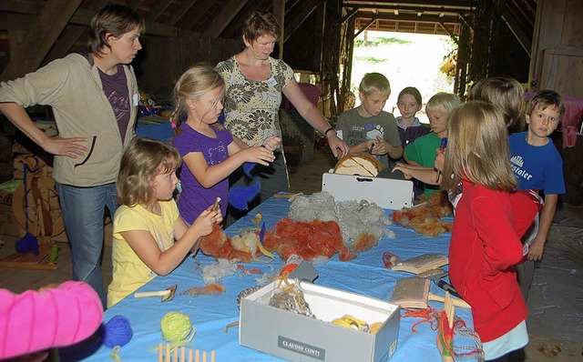 Mit groem Eifer richteten die Kinder ...oder bten sich im Stckchen-Spinnen.   | Foto: wolfgang beck