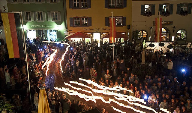 Stimmungsvoll: Fackelumzug durch die S... per Langzeitbelichtung im Jahr  2009   | Foto: Bhm