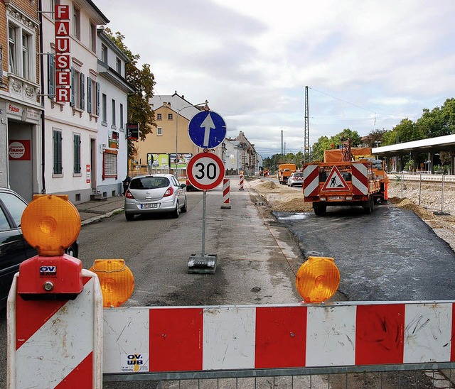 Noch rollt der Verkehr auf der Belchen... eigens angelegte Baustrae geleitet.   | Foto: Nikolaus Trenz