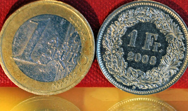 Wieder im richtigen Lot: der Euro und der  Franken  | Foto: DPA