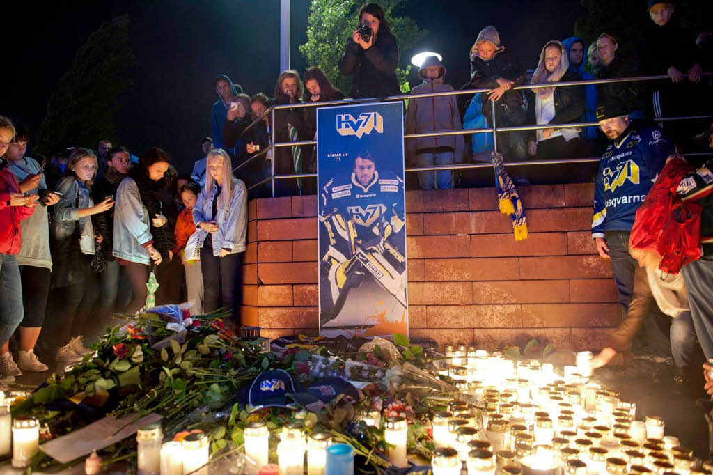 In der schwedischen Stadt Jnkping trauern die Menschen um dschwedischen Torhter Stefan Liv.