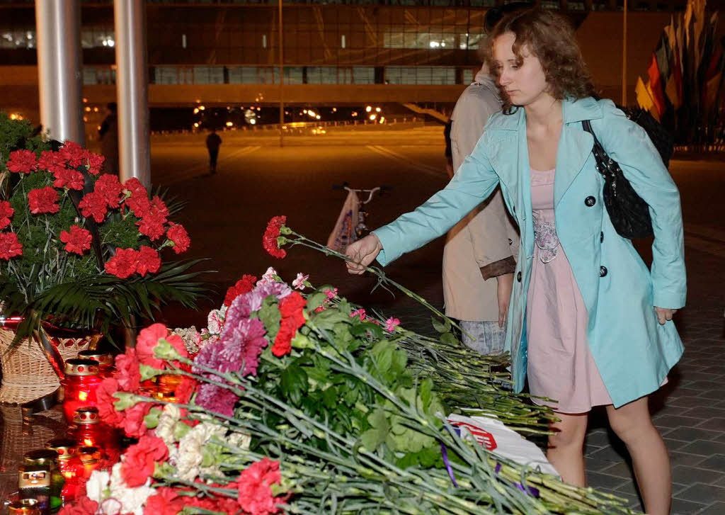 Auch in Minsk, wie die verunglckte Mannschaft aus Jarslawl antreten sollte, gedenken die Menschen der Opfer, Zu ihnen zhlt auch die weirussische Eishockey-Legende Ruslan Salei.