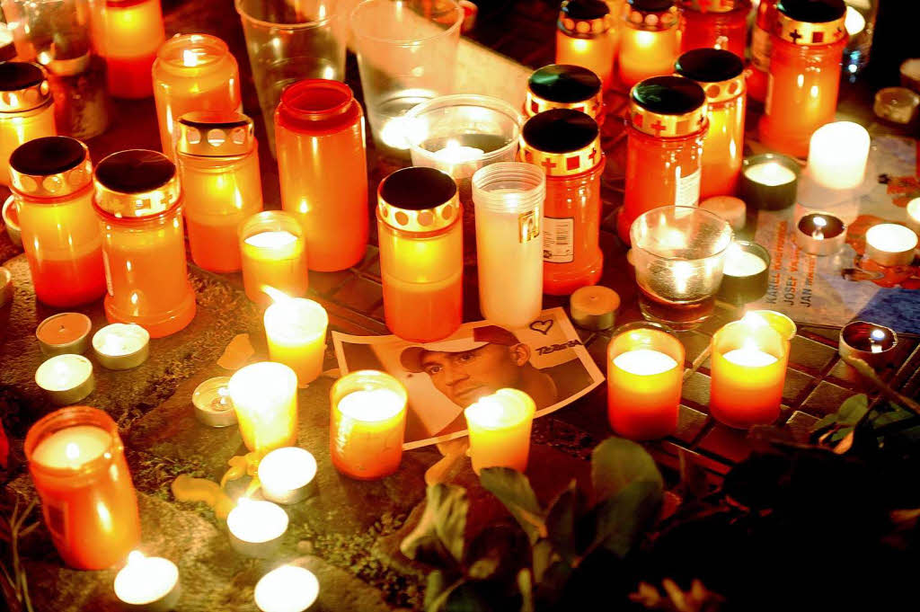 Trauer in Prag: Auf dem Wenzelsplatz versammelten sich zahlreiche Menschen, um den Opfern der Katastrophe zu Gedenken. Bei dem Flugzeugabsturz kamen auch drei tschechische Eishockeystars ums Leben.