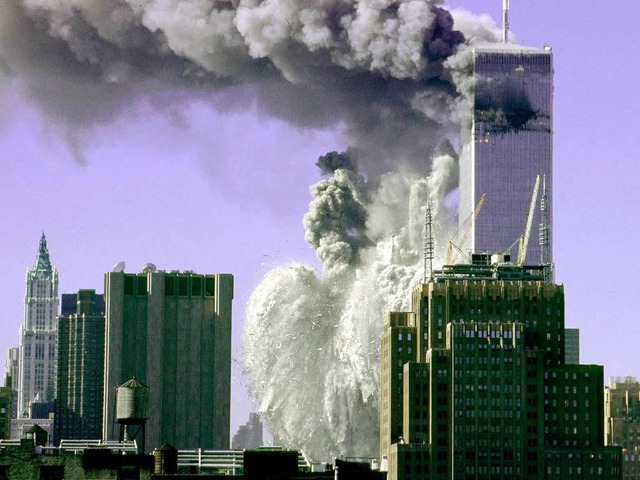 Wahnsinn Terror: Das World Trade Center strzt  in sich zusammen.  | Foto: AFP