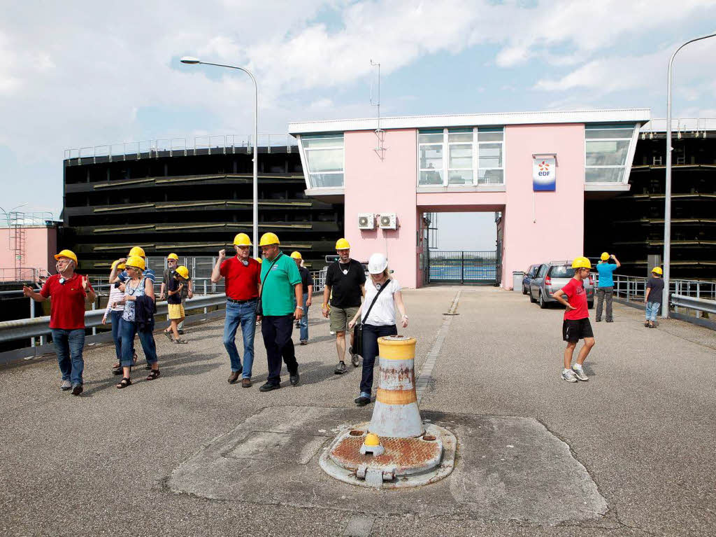 Die Schleuse bei Gerstheim – wie und wo sie gesteuert wird, wie die Schiffe sie durchfahren: BZ-Leser beim Rundgang