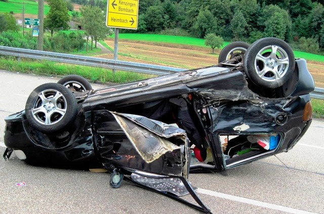 Das Fahrzeug des bevorrechtigten Autof...Unfall und kam auf dem Dach zu liegen.  | Foto: Polizei