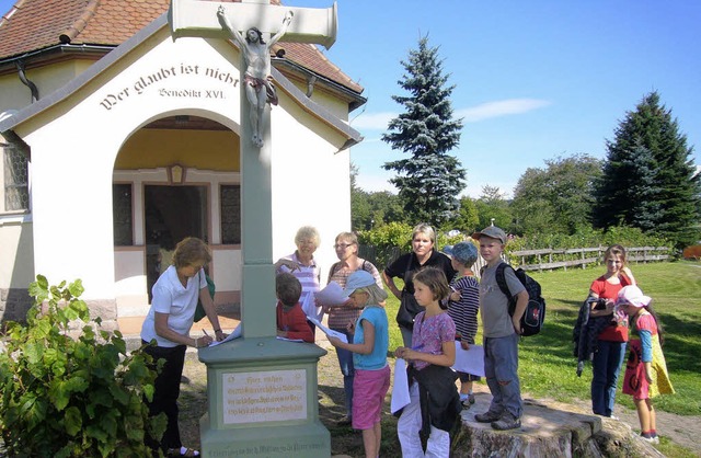 Teilnehmer der Dorfrallye an der Soldatenkapelle St. Peter  | Foto: Jannik Bargen