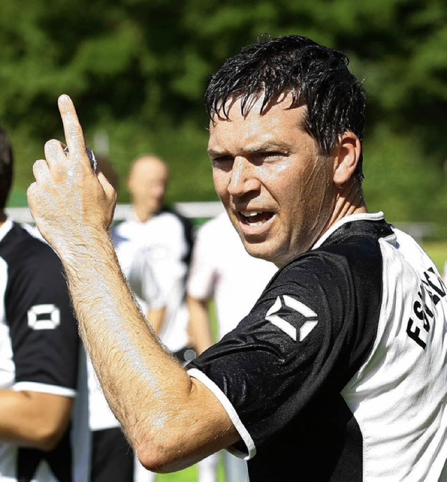 FSV-Spielertrainer Christoph Oswald tr...it seinem Team  beim SC Offenburg an.   | Foto:  P. Aukthun (A)