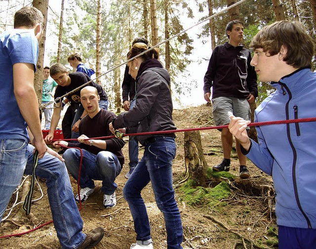 Mit den Kennenlerntagen vereinfacht di...abenteuerliches Teamtraining im Wald.   | Foto: hectronic