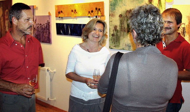 Astrid Homberger (Mitte) und Gastgeber...der Vernissage im Wittlinger Weingut.   | Foto: Walter Bronner