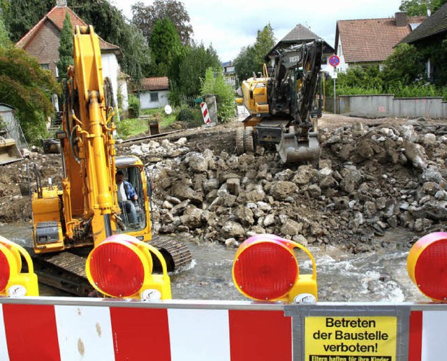 Mit schwerem Gert wird die Brcke ber die Brugga abgerissen.  | Foto: Andreas Peikert