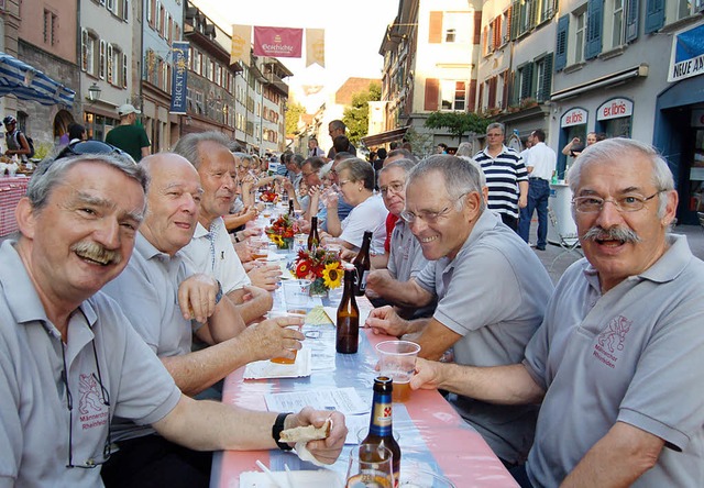 In der  Marktgasse stand bei der &#822...lngste Tisch in Rheinfelden/Schweiz.   | Foto: Petra Wunderle