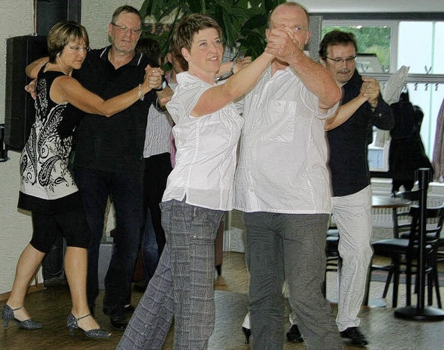 Die Tanzschule Waldkirch bietet fr je... beim Slow-Fox-Kurs, auf ihre Kosten.   | Foto: Karin Heiss