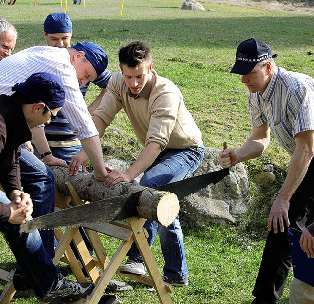 Teamwork in der Teamwelt: Teilnehmer sgen Holz.   | Foto: BZ