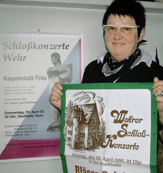 Die Eintrittspreise sind noch mit D-Ma...Friederike Erhart mit alten Plakaten.   | Foto: Roswitha Frey