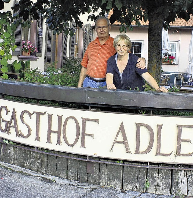 Brigitte und Herbert Laule vor dem  &#8222;Adler&#8220; in Dggingen.   | Foto: Minzer
