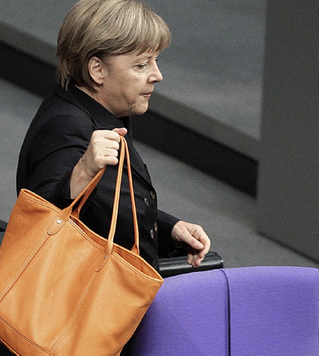 Merkel mit Handtasche  | Foto: dpa