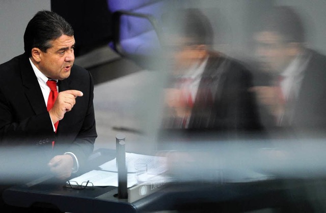 Knpfte sich den Finanzminister vor: SPD-Chef Sigmar Gabriel im Bundestag.   | Foto: DPA