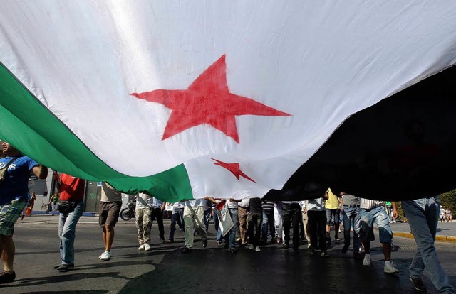 Syrer demonstrieren in Athen gegen das Assad-Regime.  | Foto: dpa