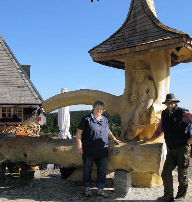 Die Httenwirte Angelika Schelb und He...lz auf ihren neuen, riesigen Brunnen.   | Foto: Ulrike Spiegelhalter