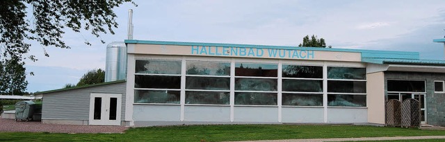 Das Wutacher Hallenbad in Ewattingen mit dem angrenzenden Nahwrmekraftwerk.   | Foto: Elfi Nosbsch