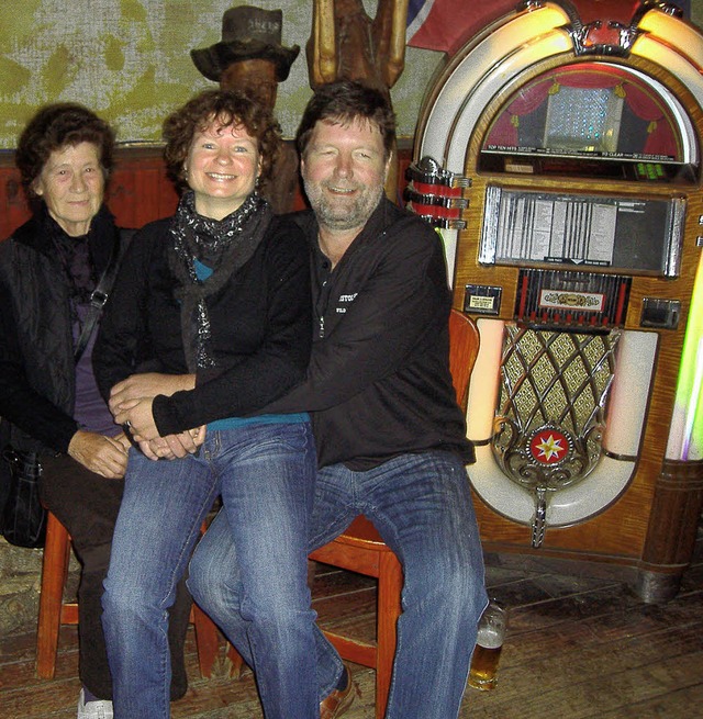 Peter Weber zusammen mit seiner Mutter...rie Weber vor der bareigenen Jukebox.   | Foto: privat