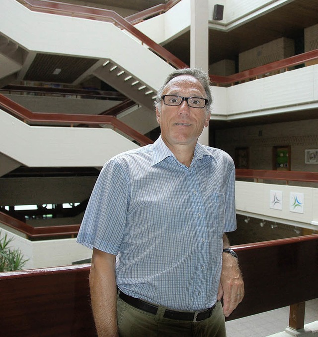 Hubert Wischnewski vor dem Lichthof des Gymnasiums  | Foto: Peter Gerigk