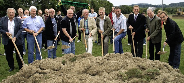 Spatenstich fr den Kunstrasenplatz de...hne, Bernhard Schwab und Arthur Buck.   | Foto: Hrvoje Miloslavic