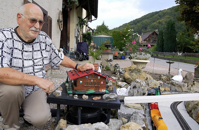 Kurt Zeller in seiner Miniaturlandscha...d allem drum und dran erschaffen hat.   | Foto: Petra Wunderle