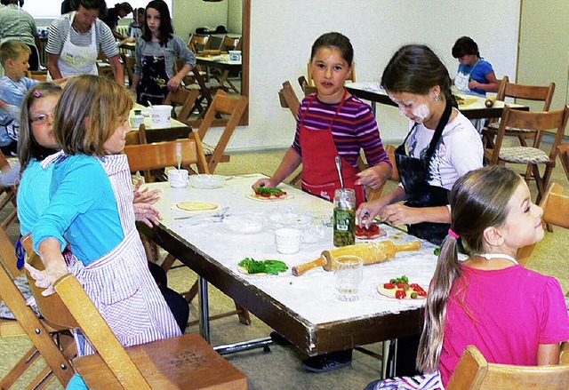 Vom Teig bis zum Belag: Kinder backen Pizza   | Foto: dieter fink