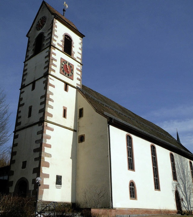 Die evangelische Laurentiuskirche von ...og erinnert eine Gedenktafel am Turm.   | Foto: wolfgang roth