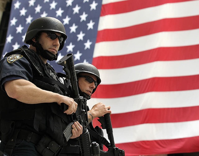 US-Polizisten vor der Brse in New York  | Foto: DPA