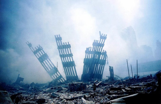 Rauchende Trmer, mehr bliebt nicht vo...beiden Trmen des World Trade Centers.  | Foto: AFP