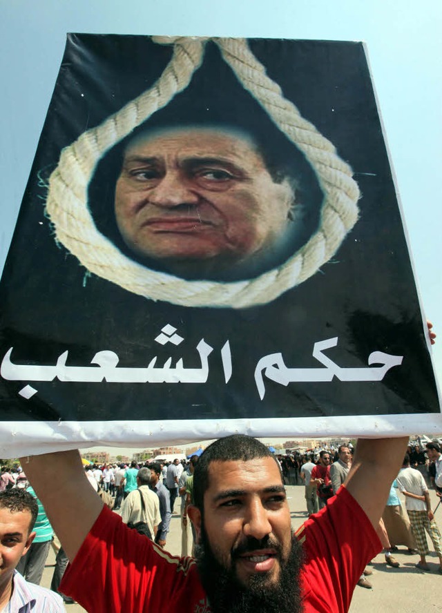 Ein Mubarak-Gegner demonstriert auf dem Tahrir-Platz in Kairo.    | Foto: DPA