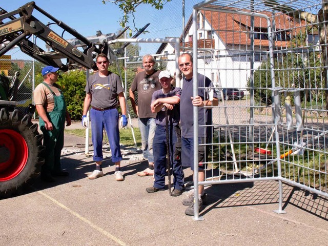 In Zusammenarbeit mit dem Frderverein...halle entfernt und durch neue ersetzt.  | Foto: Wilfried Dieckmann