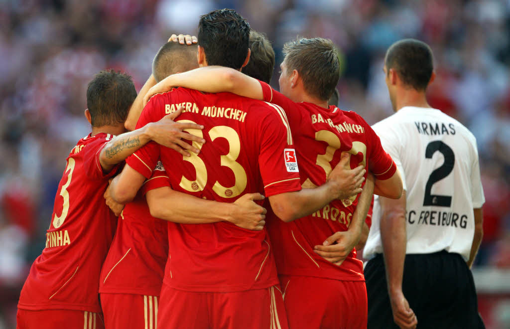 Die Bayern jubeln. Grund? Das 1:0 gegen Freiburg durch Mario Gomez.