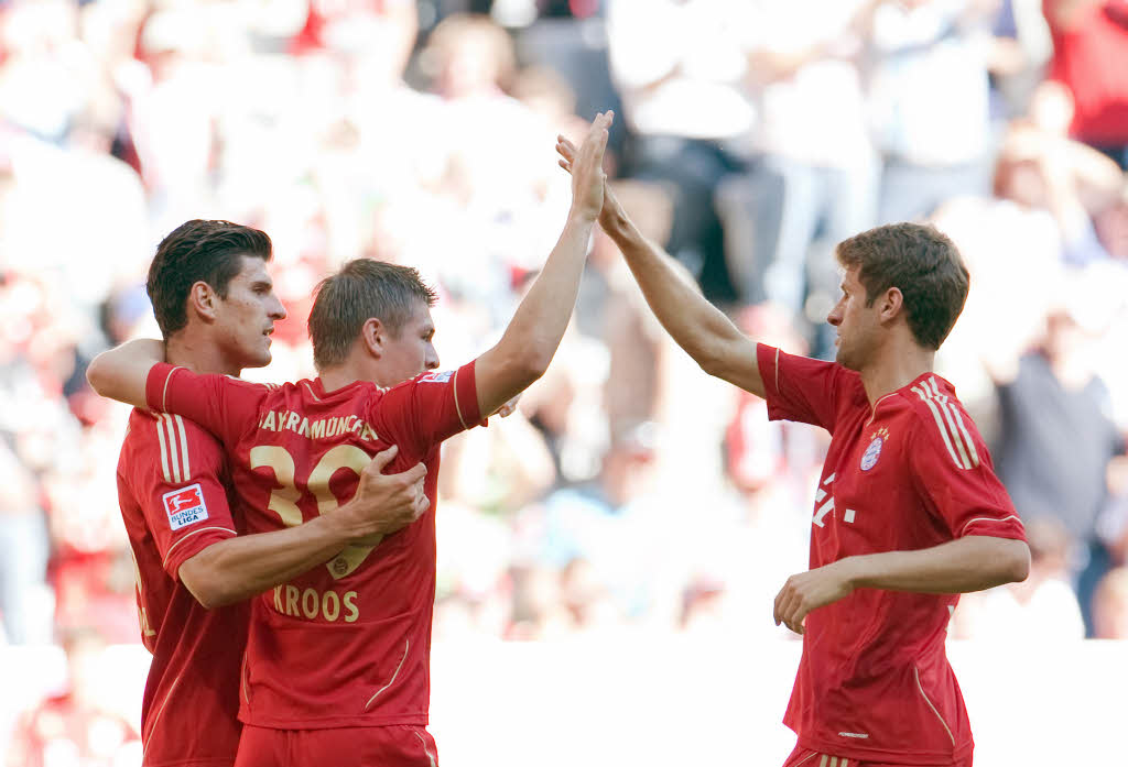 Mario Gomez, Toni Kroos und Thomas Mller und die Freude ber das 1:0.